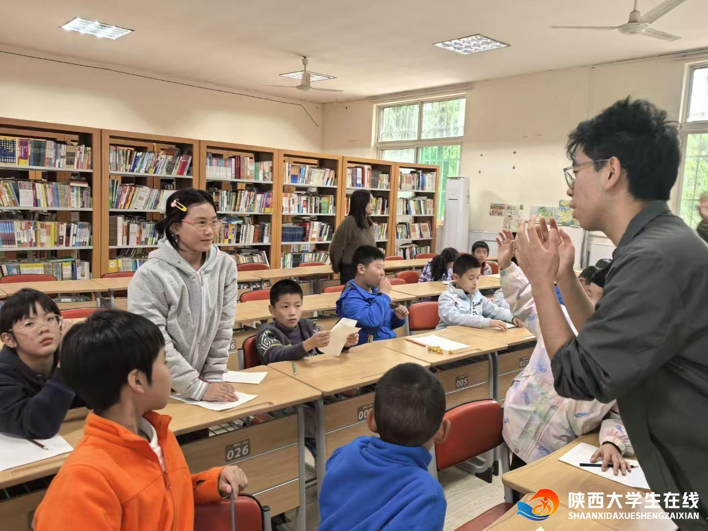 1763296205109245.jpg 小朋友主动与志愿者交流.jpg